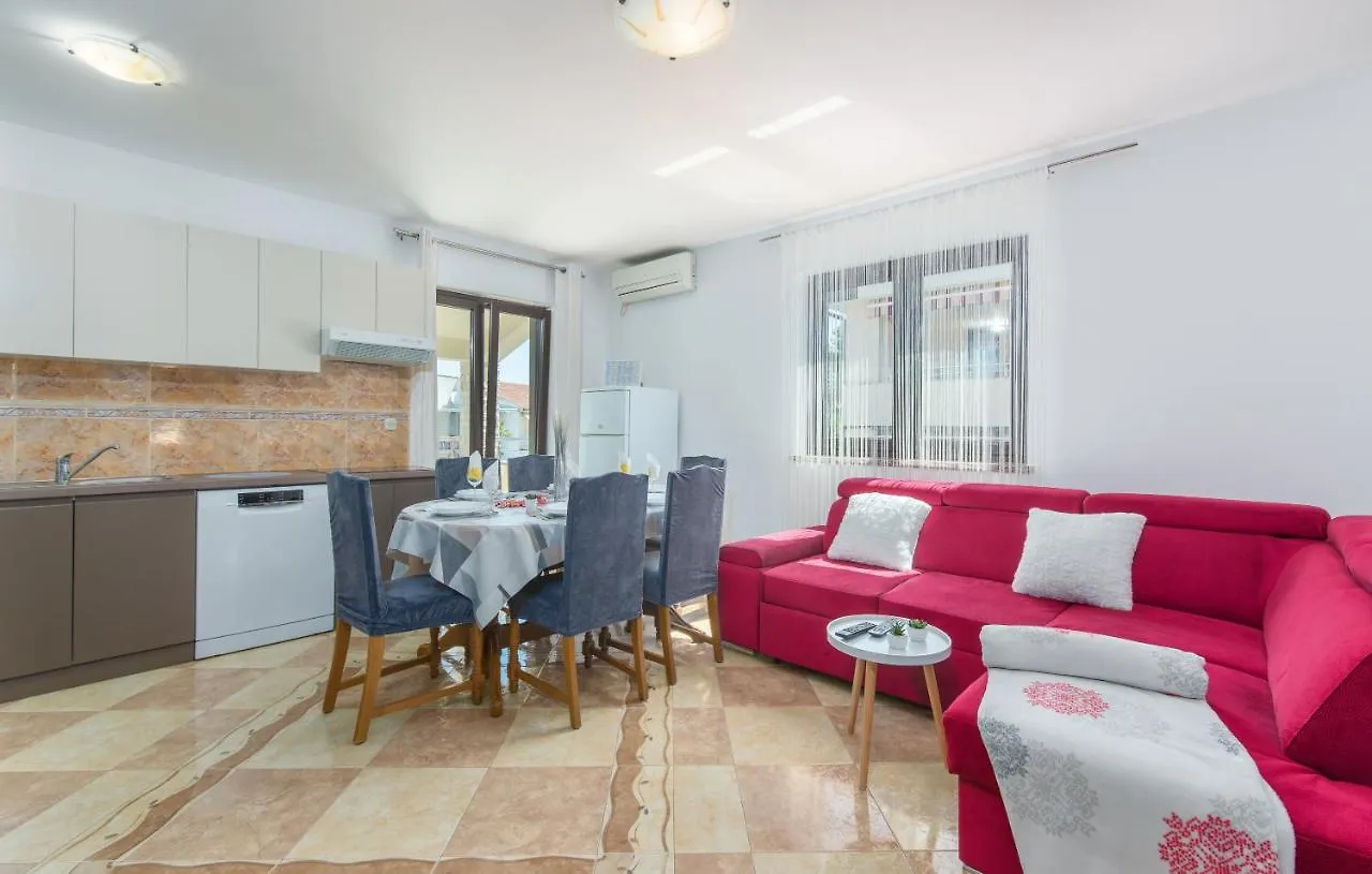 Apartmani Lorena 波雷奇 公寓