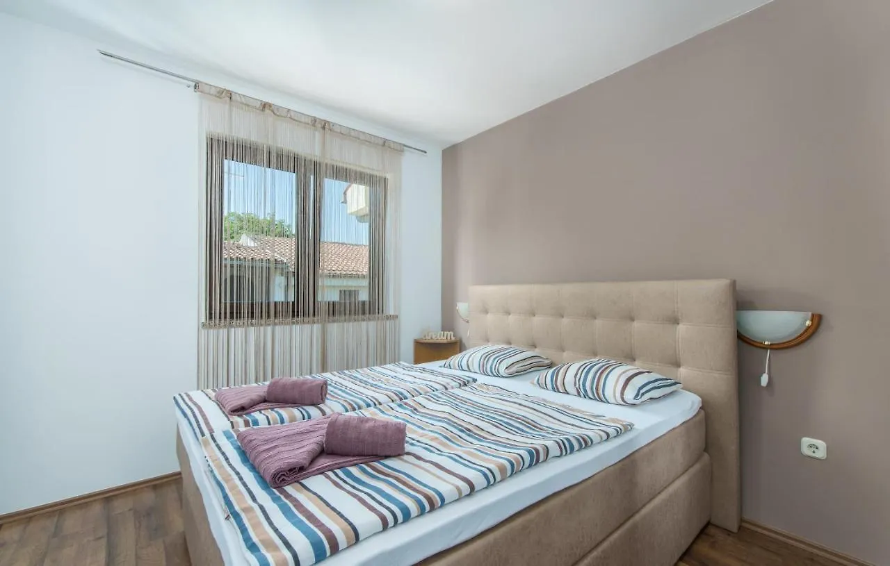 Apartmani Lorena 波雷奇 公寓