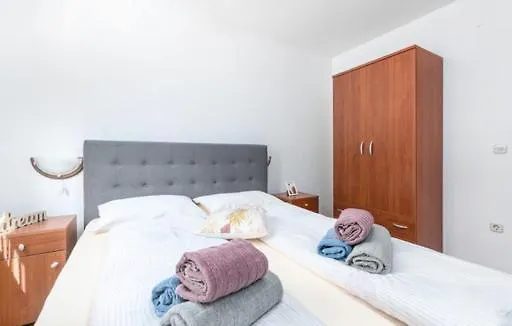 Apartmani Lorena 波雷奇 公寓