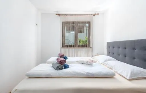 Apartmani Lorena 波雷奇 公寓