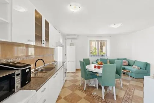 Apartmani Lorena 波雷奇 公寓