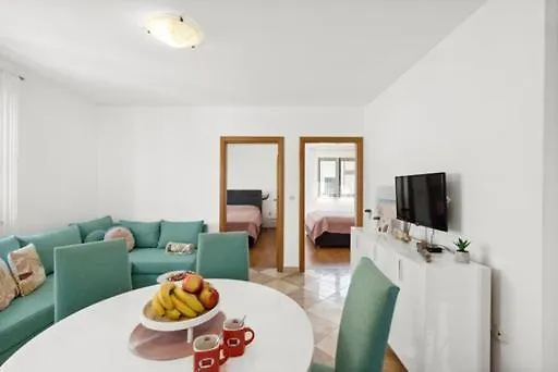 Apartmani Lorena 波雷奇 公寓